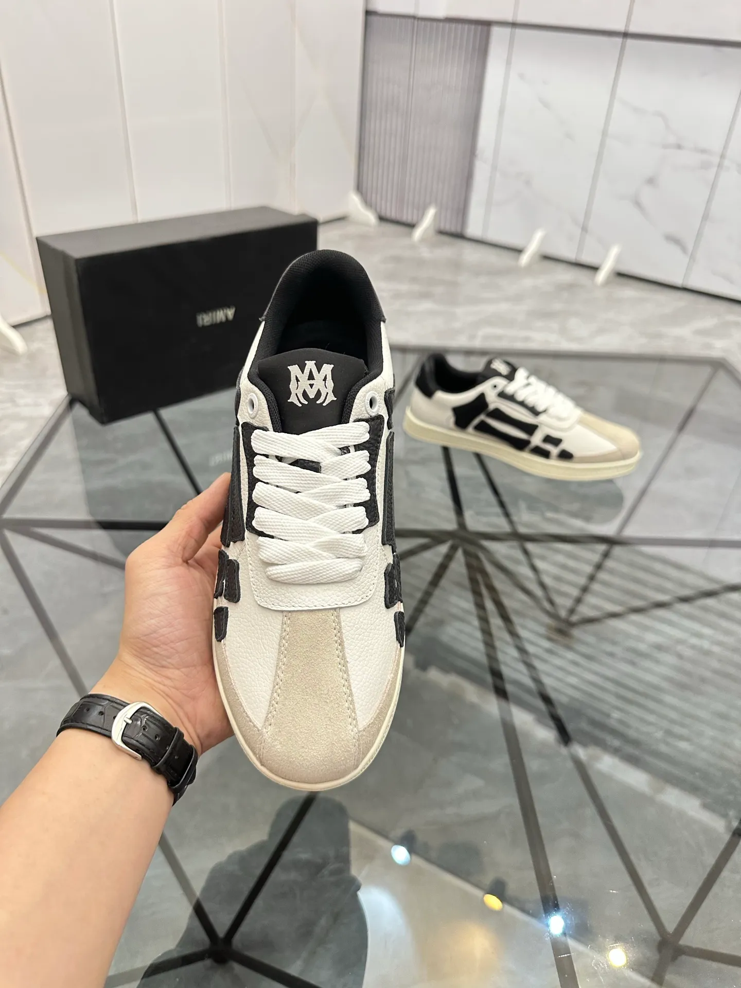 Men's shoes: 💰P420¥ Product trademark: AMIRI* "Amir*" low-top casual shoes Regular size: 38-45 (can be customized to 46) Product material: imported nubuck leather upper, breathable lining, original outsole. Number: 001